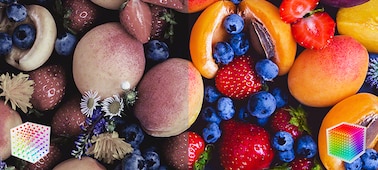 תקריב של פירות, כולל פירות יער ואפרסקים