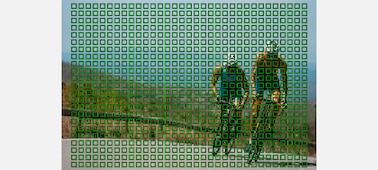 תמונה לדוגמה של שני רוכבי אופניים רוכבים בעלייה