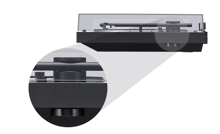 מבט צד של נגן תקליטי ויניל בחיבור BLUETOOTH, עם מבט מפורט של דיסק המתאם ל-45 סל"ד