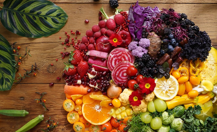 תמונה של ירקות ופירות צבעוניים, שצולמה עם עדשה זו ברזולוציה גבוהה בכל פינה