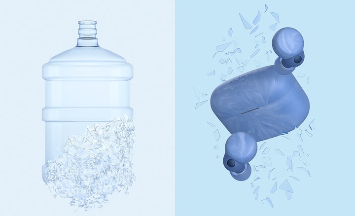 תמונה של בקבוק מים שמתפרק לחלקיקים קטנים של פלסטיק, לצד תמונה של LinkBuds S ב'כחול כדור הארץ', מוקפות בחלקיקי פלסטיק