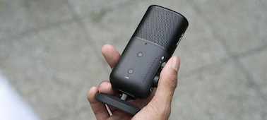 תמונת מוצר של אדם מחזיק את המיקרופון ביד אחד
