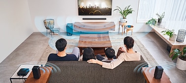 משפחה צופה בטלוויזיה עם HT-S40R בסלון
