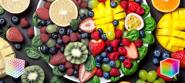 תקריב של פירות, כולל פירות יער, אשכולית, מלון וקיווי