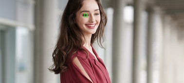 תמונה של דוגמנית עם מסגרת מיקוד אוטומטי המוצגת על עין אחת