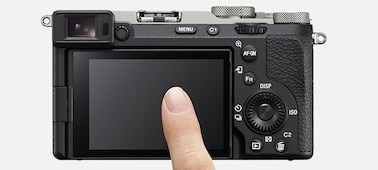 תמונת שימוש של אצבע הנוגעת בצג LCD של המצלמה