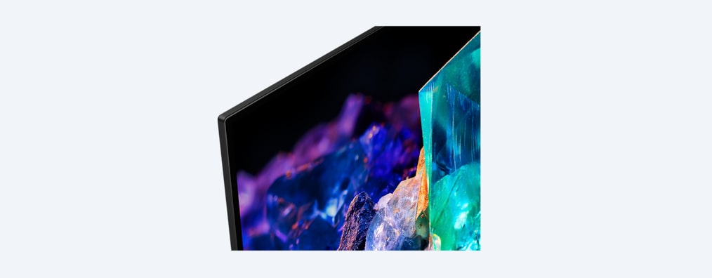 תקריב של BRAVIA A95K שבו רואים מסגרת עם תמונה של זכוכית וקריסטלים צבעוניים על המסך