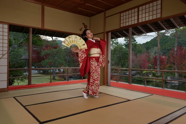 רקדנית יפנית מסורתית